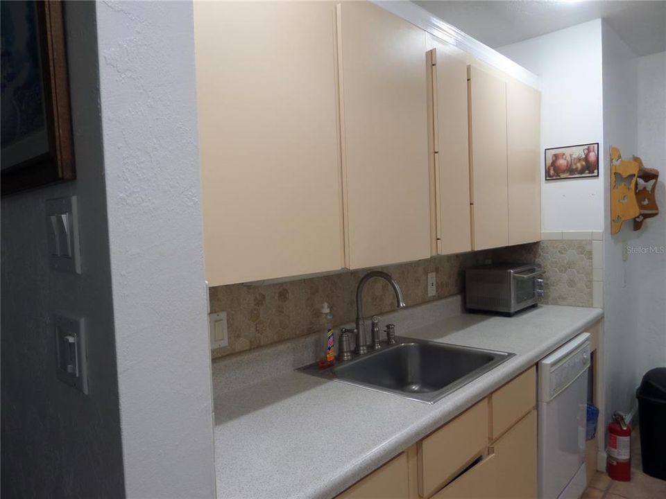 For Sale: $180,000 (2 beds, 1 baths, 861 Square Feet)