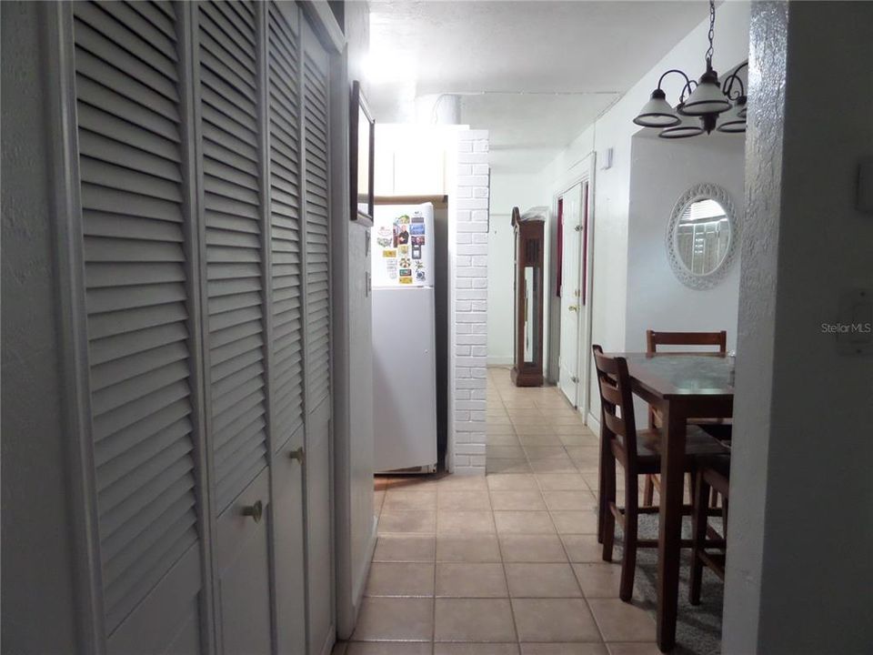 For Sale: $180,000 (2 beds, 1 baths, 861 Square Feet)