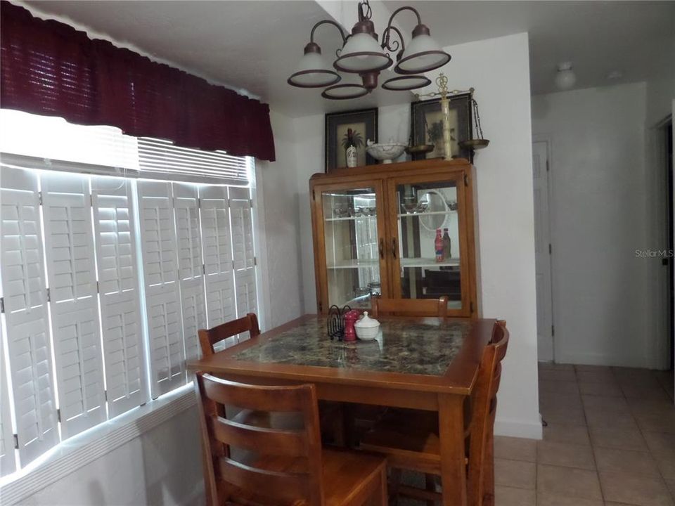 For Sale: $180,000 (2 beds, 1 baths, 861 Square Feet)