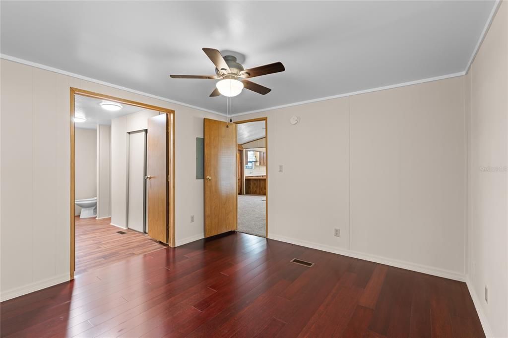 Active With Contract: $199,900 (3 beds, 2 baths, 1456 Square Feet)