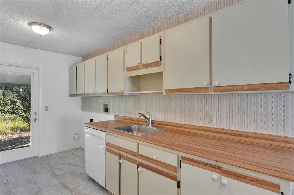 For Rent: $1,400 (3 beds, 2 baths, 1140 Square Feet)