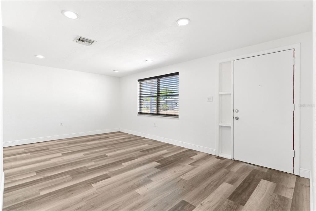 Active With Contract: $220,000 (2 beds, 1 baths, 840 Square Feet)
