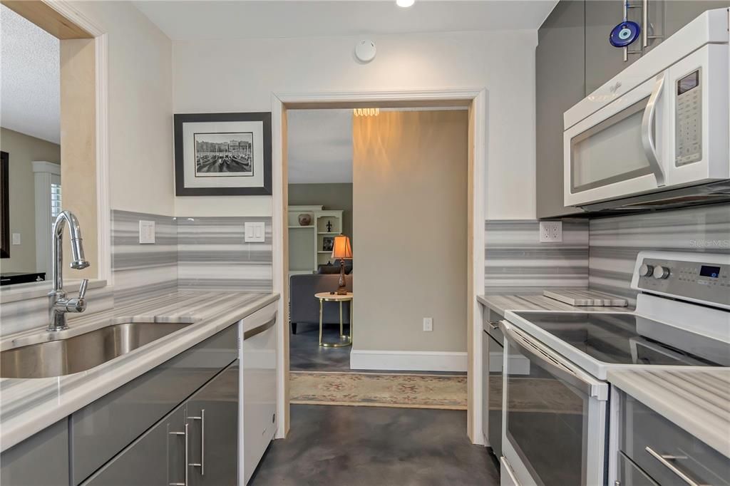 For Sale: $300,000 (2 beds, 2 baths, 1020 Square Feet)