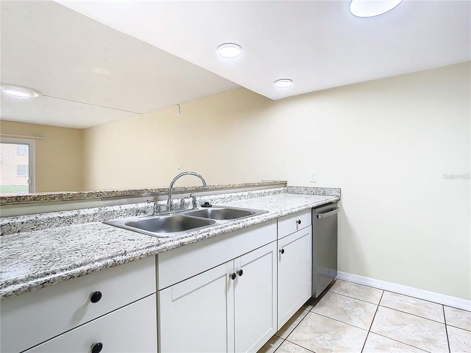 For Sale: $139,900 (2 beds, 1 baths, 783 Square Feet)