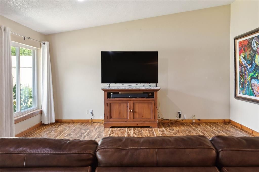 Active With Contract: $489,900 (3 beds, 2 baths, 1620 Square Feet)