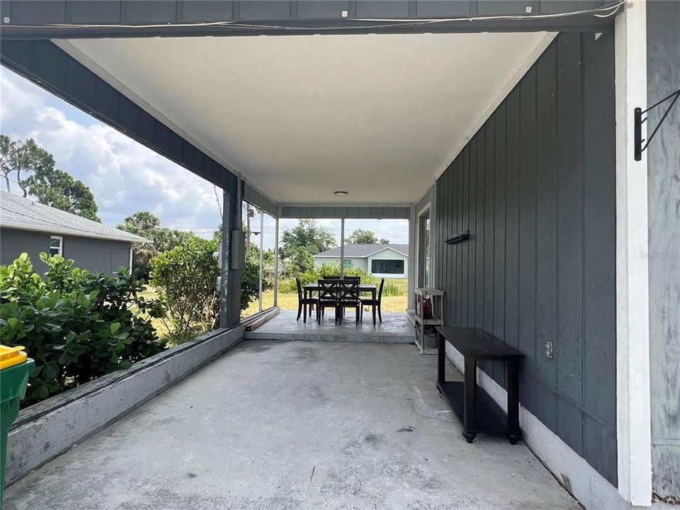 Active With Contract: $1,550 (2 beds, 1 baths, 954 Square Feet)