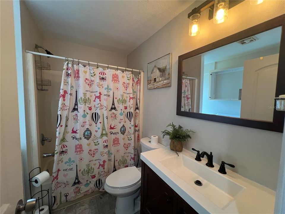 Active With Contract: $1,550 (2 beds, 1 baths, 954 Square Feet)