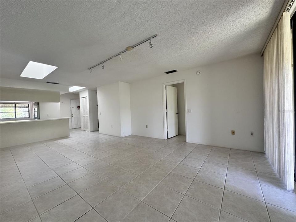 Active With Contract: $198,900 (2 beds, 2 baths, 1027 Square Feet)