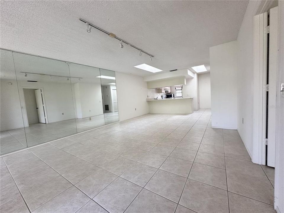 Active With Contract: $198,900 (2 beds, 2 baths, 1027 Square Feet)