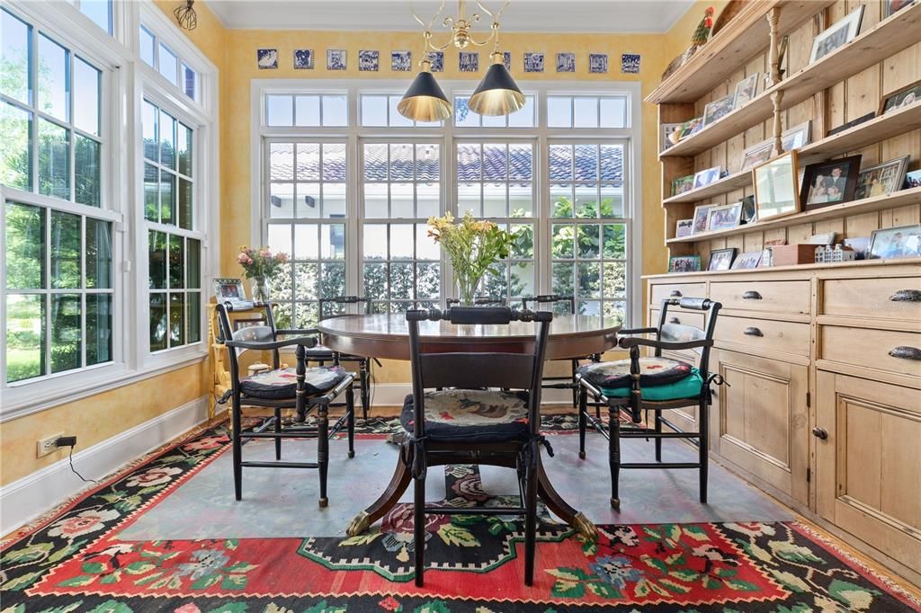 Spacious sunny breakfast nook