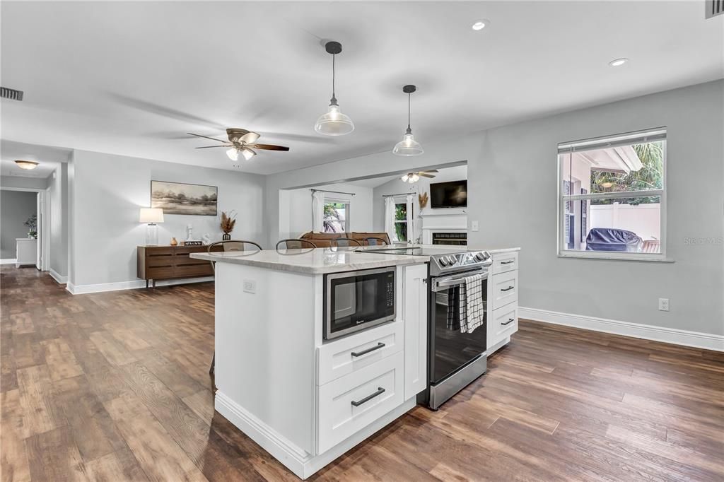 Active With Contract: $489,900 (3 beds, 2 baths, 1634 Square Feet)