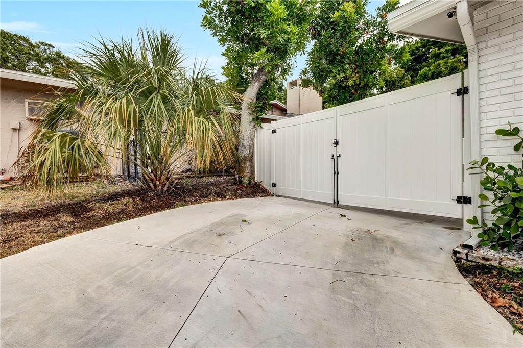 Active With Contract: $489,900 (3 beds, 2 baths, 1634 Square Feet)