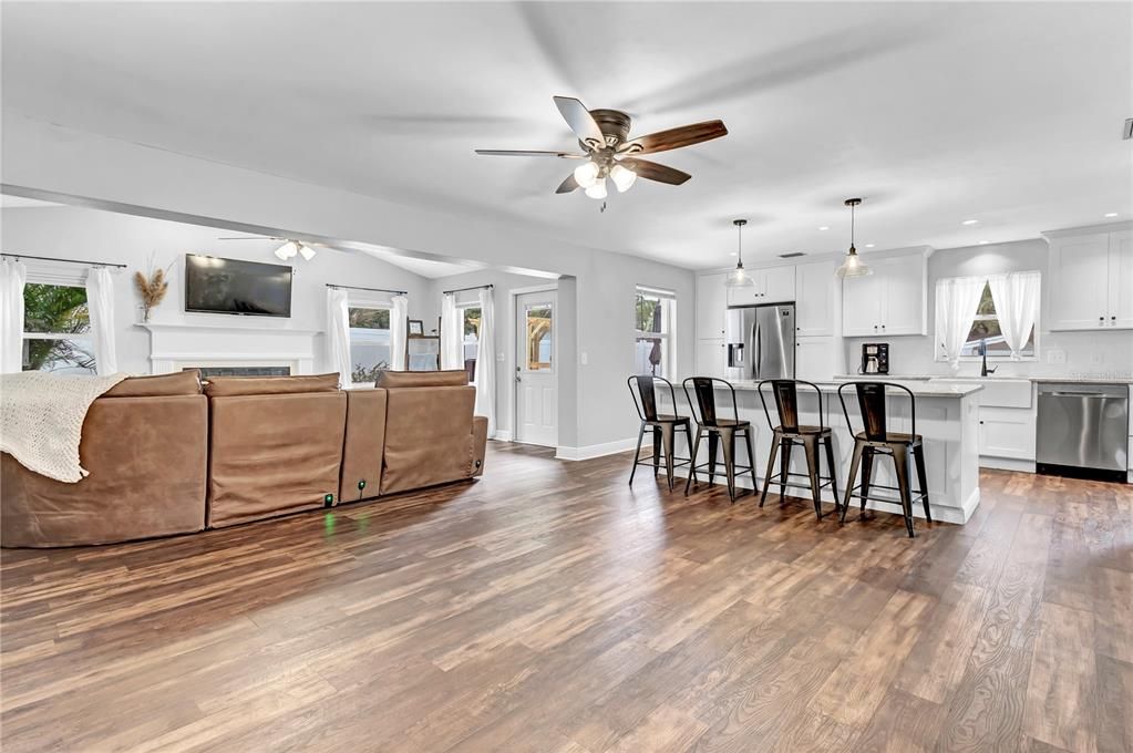 Active With Contract: $489,900 (3 beds, 2 baths, 1634 Square Feet)