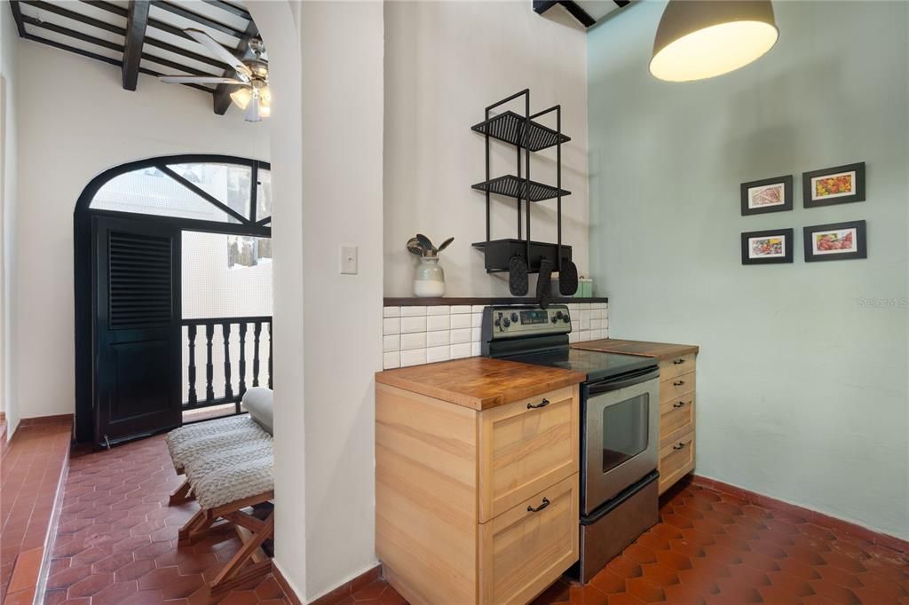 For Sale: $559,000 (2 beds, 1 baths, 1039 Square Feet)