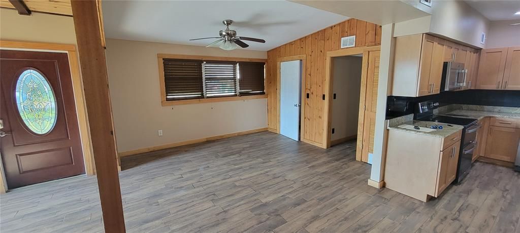 For Sale: $242,500 (2 beds, 1 baths, 1376 Square Feet)