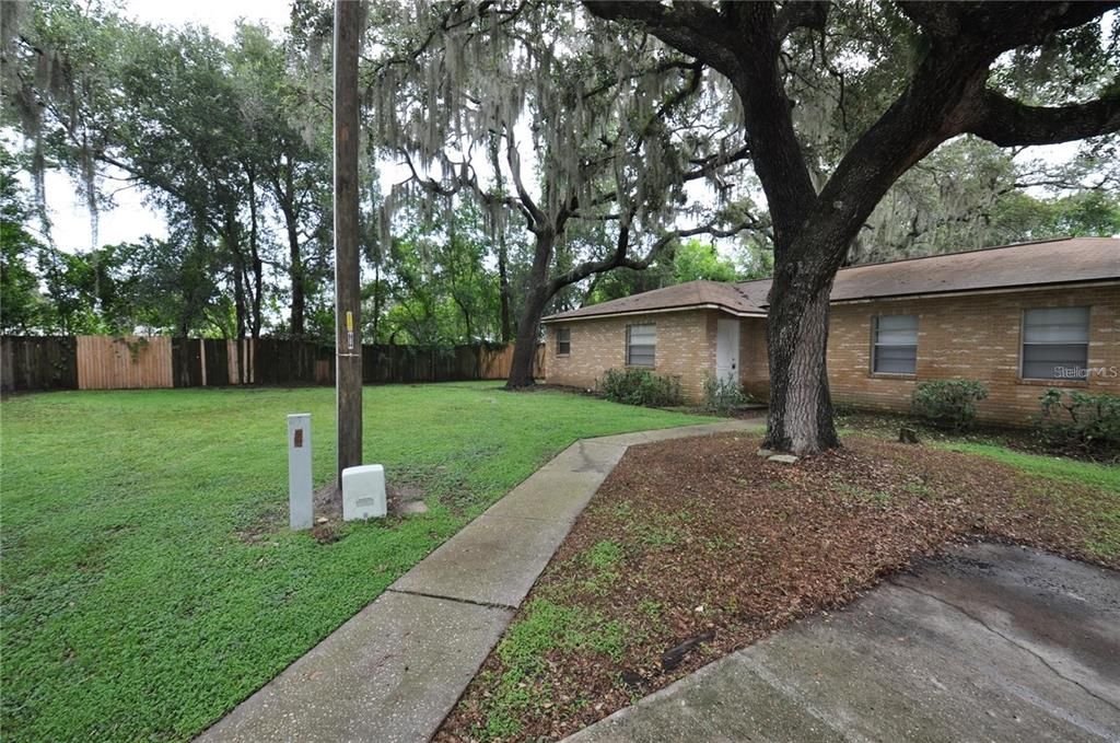 Active With Contract: $1,325 (2 beds, 1 baths, 1670 Square Feet)