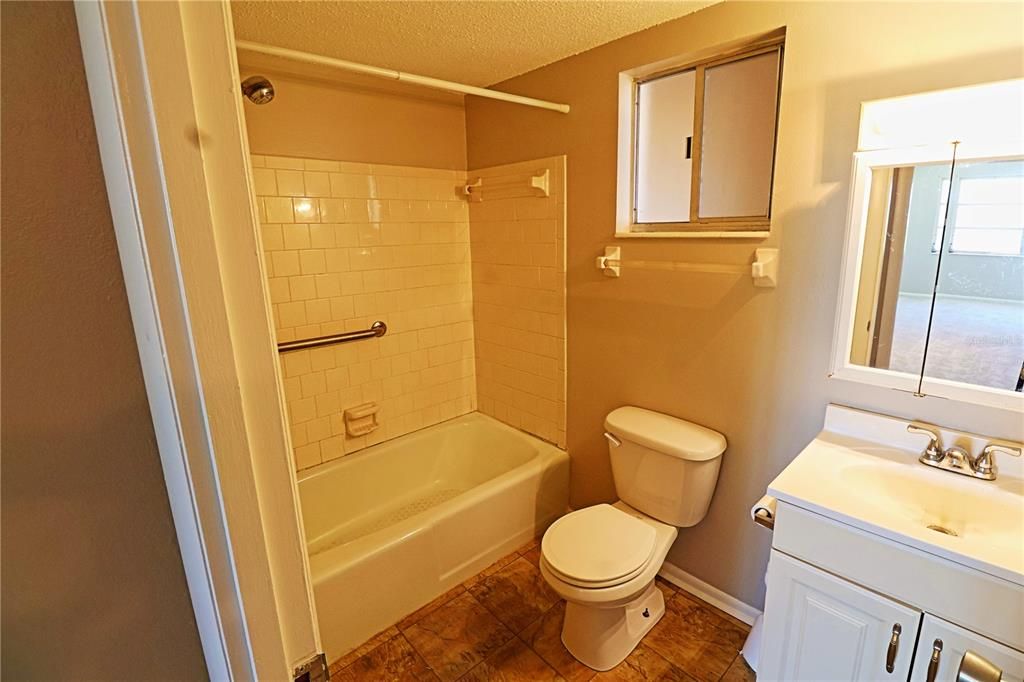 最近租的: $1,050 (1 贝兹, 1 浴室, 768 平方英尺)
