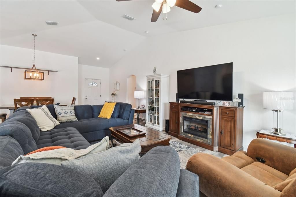 Active With Contract: $390,900 (4 beds, 2 baths, 1948 Square Feet)