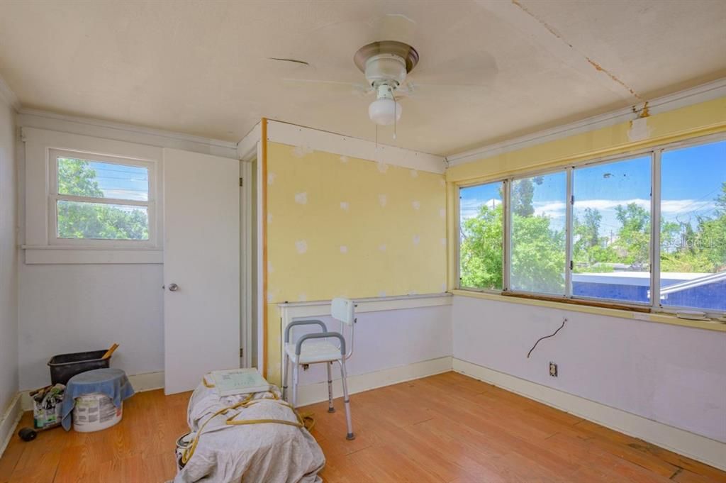 Active With Contract: $179,000 (2 beds, 1 baths, 960 Square Feet)
