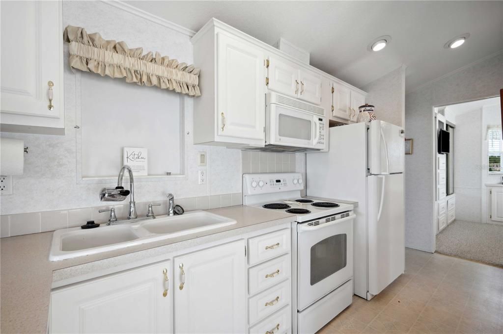 For Sale: $225,000 (1 beds, 2 baths, 814 Square Feet)