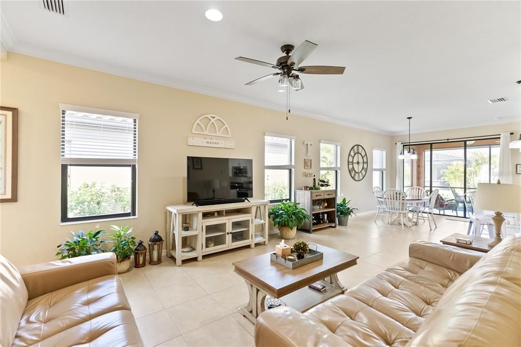 Active With Contract: $435,000 (3 beds, 2 baths, 1689 Square Feet)