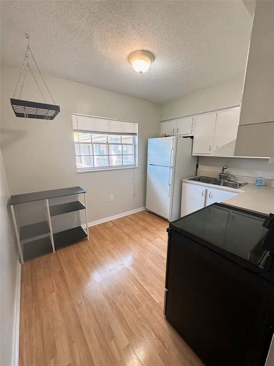 For Sale: $215,000 (1 beds, 1 baths, 667 Square Feet)