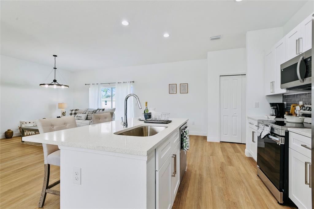 Active With Contract: $380,000 (4 beds, 2 baths, 1606 Square Feet)