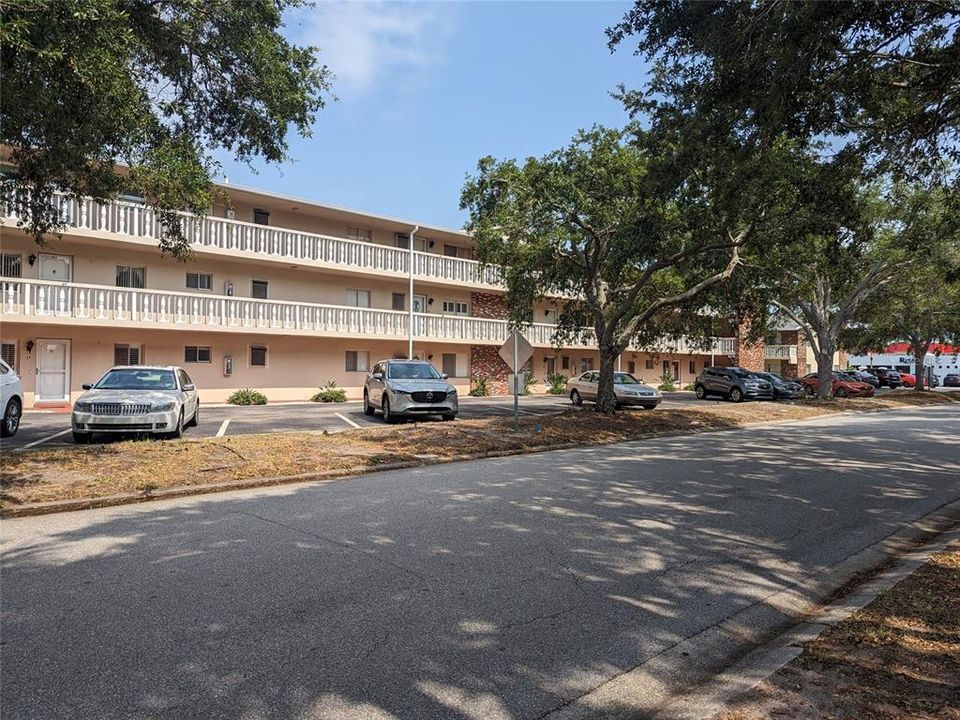 Active With Contract: $145,000 (2 beds, 2 baths, 964 Square Feet)