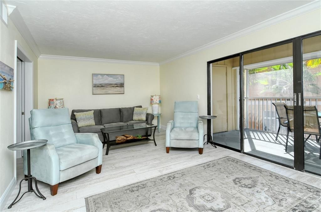 For Sale: $639,900 (2 beds, 2 baths, 952 Square Feet)