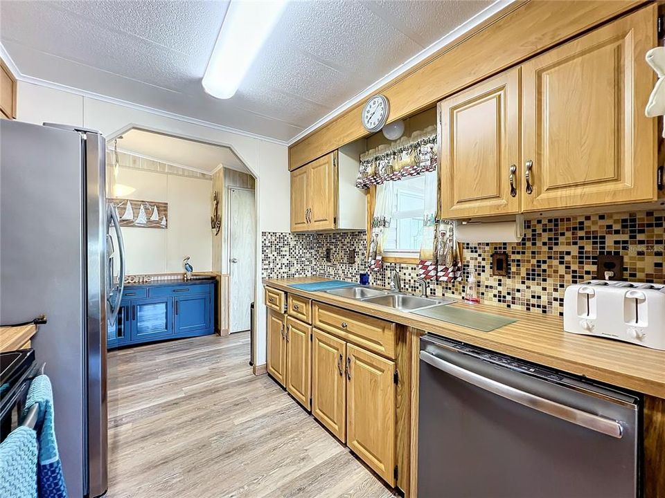 Double sink, nice backsplash and dishwasher