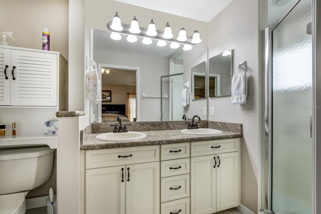 MASTER BATH/WALK IN SHOWER