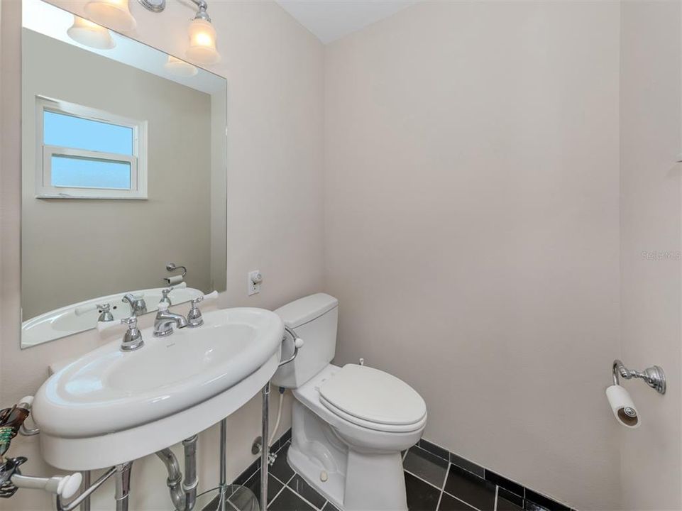 For Sale: $383,000 (2 beds, 1 baths, 1105 Square Feet)