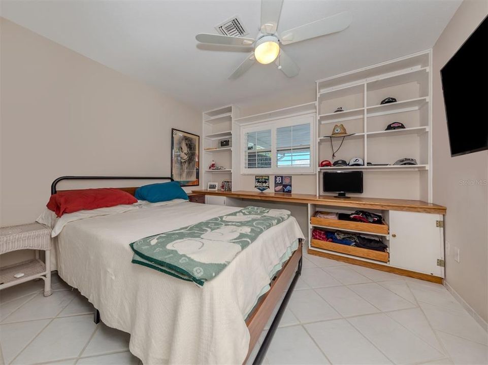 For Sale: $383,000 (2 beds, 1 baths, 1105 Square Feet)