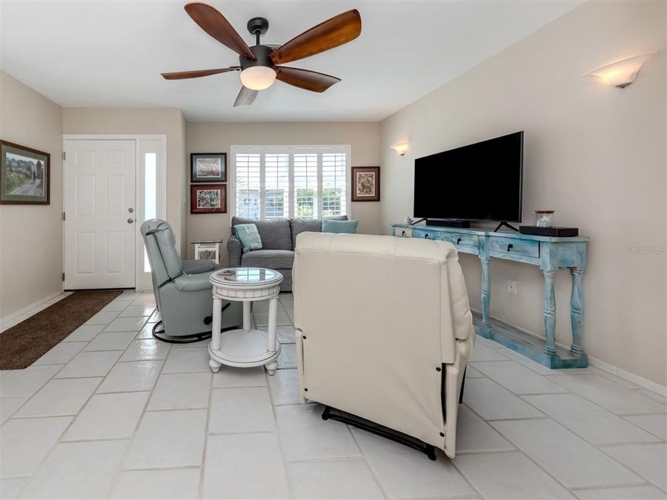For Sale: $383,000 (2 beds, 1 baths, 1105 Square Feet)