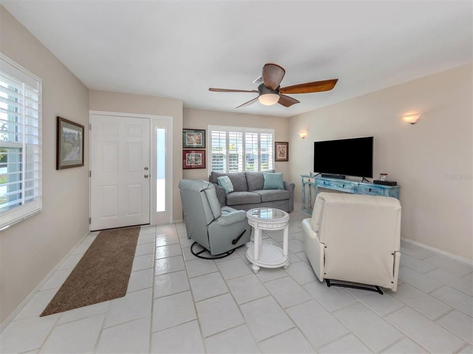 For Sale: $383,000 (2 beds, 1 baths, 1105 Square Feet)