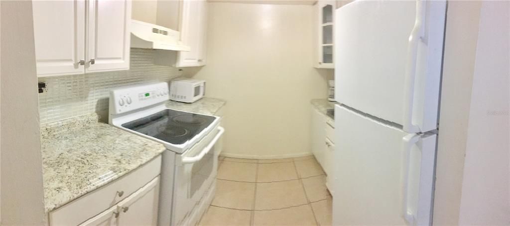 Active With Contract: $1,500 (2 beds, 2 baths, 970 Square Feet)