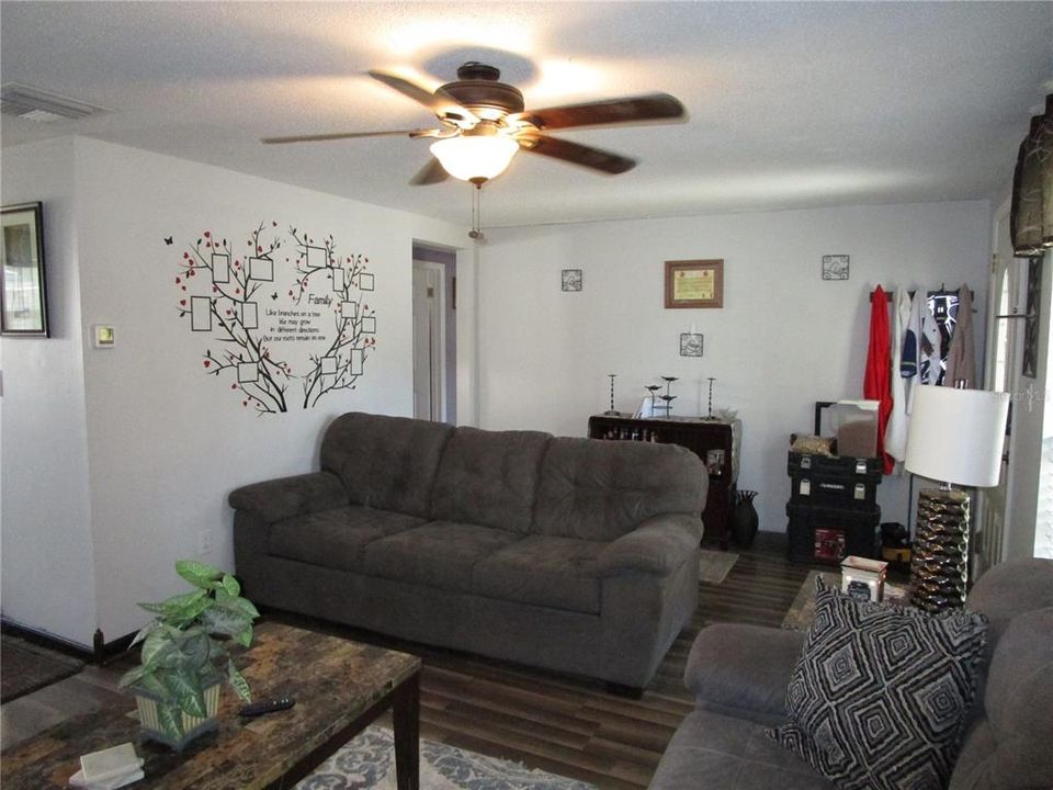 Active With Contract: $219,900 (2 beds, 1 baths, 1080 Square Feet)