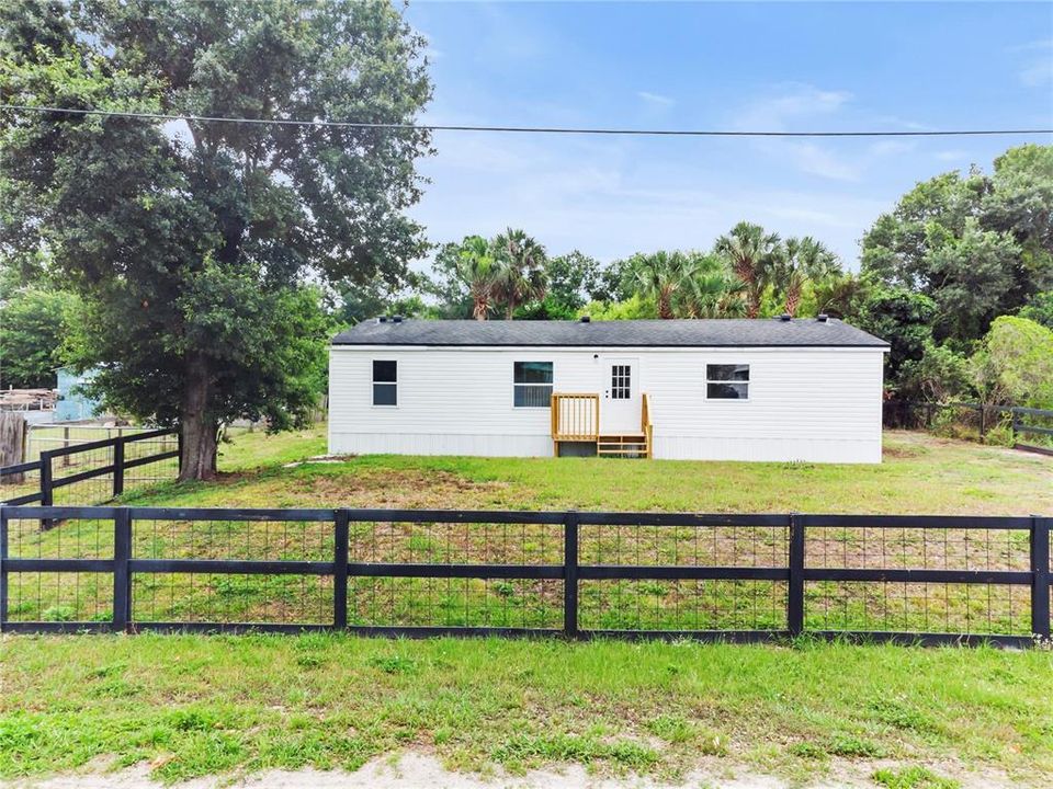 Active With Contract: $214,900 (3 beds, 2 baths, 1296 Square Feet)