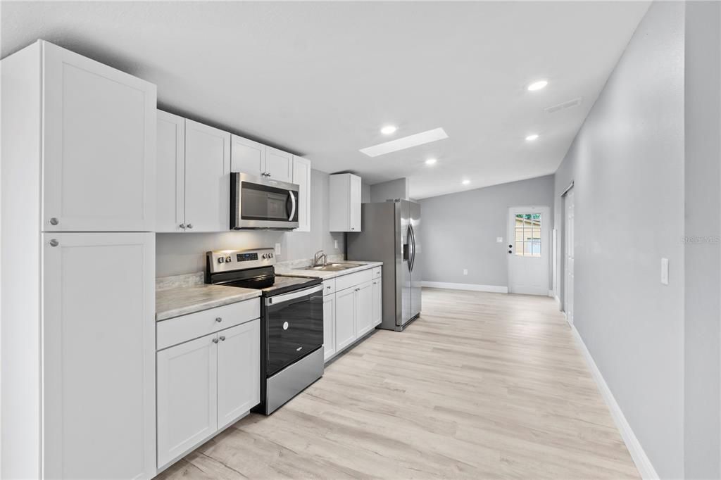 Active With Contract: $214,900 (3 beds, 2 baths, 1296 Square Feet)