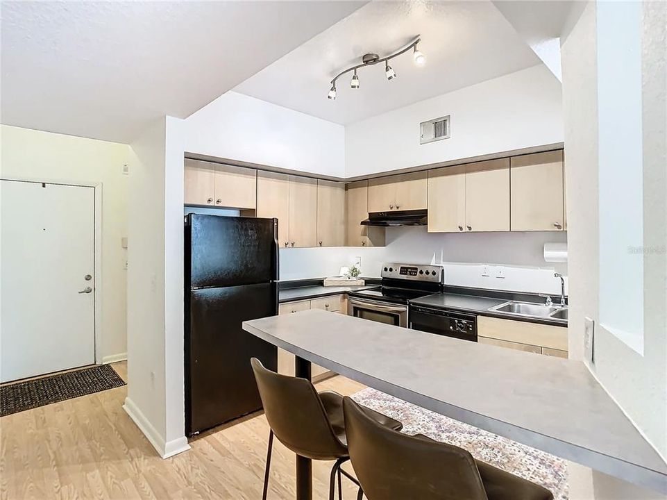 Active With Contract: $319,000 (1 beds, 1 baths, 789 Square Feet)
