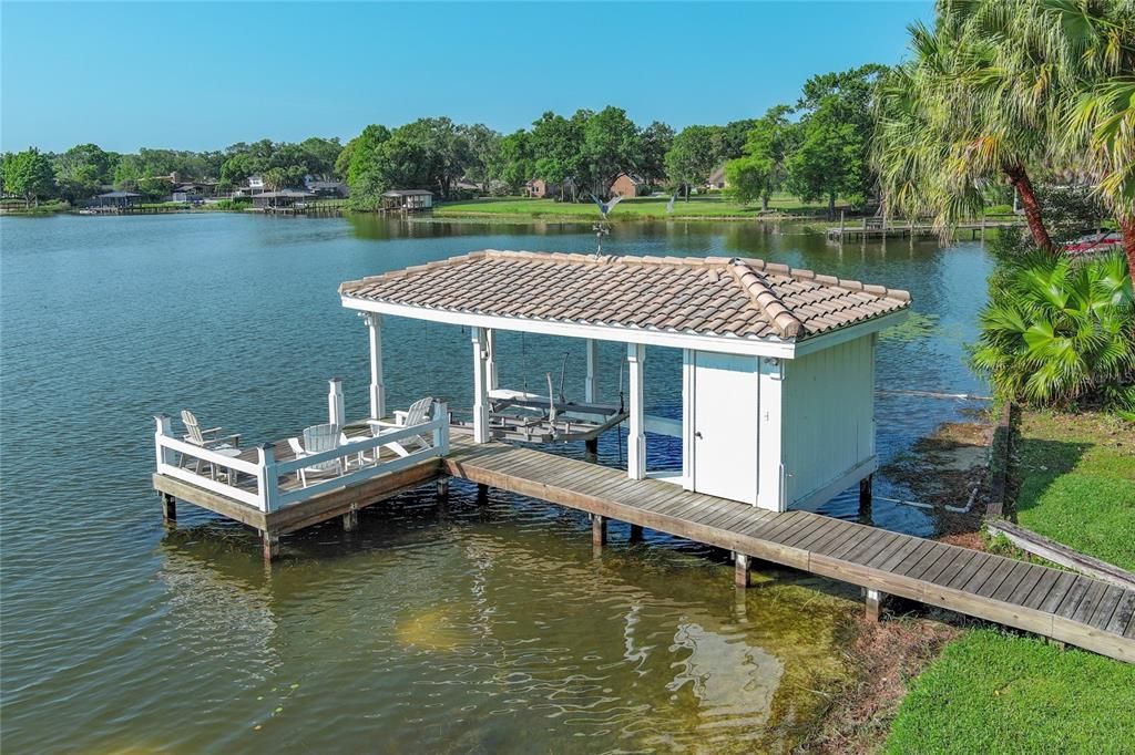 Private boat house with electric lift