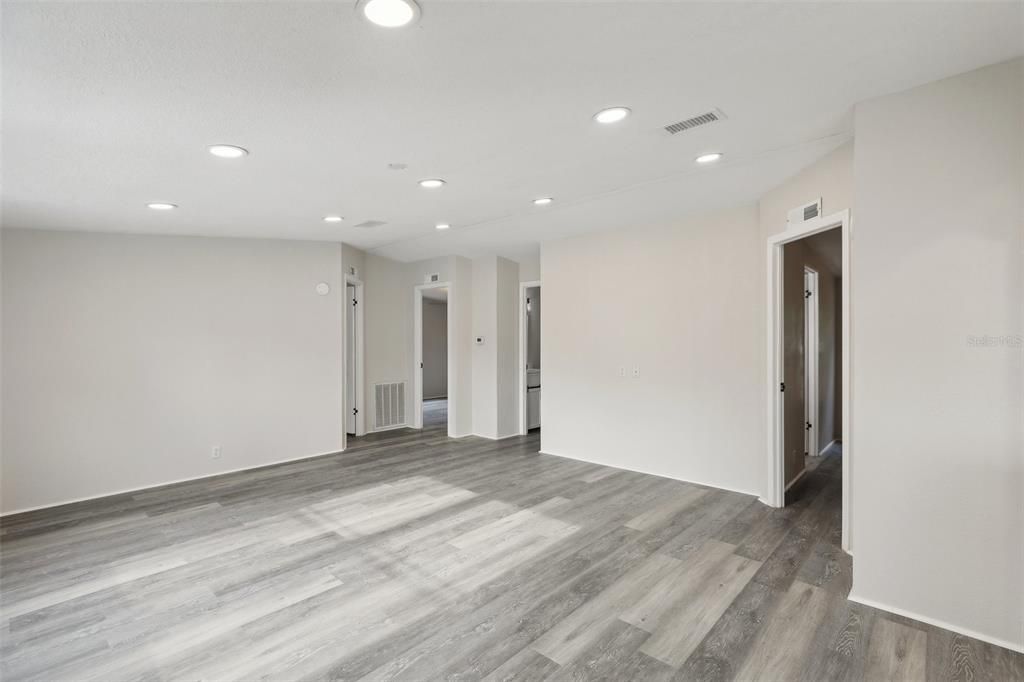 Active With Contract: $260,000 (3 beds, 2 baths, 1188 Square Feet)