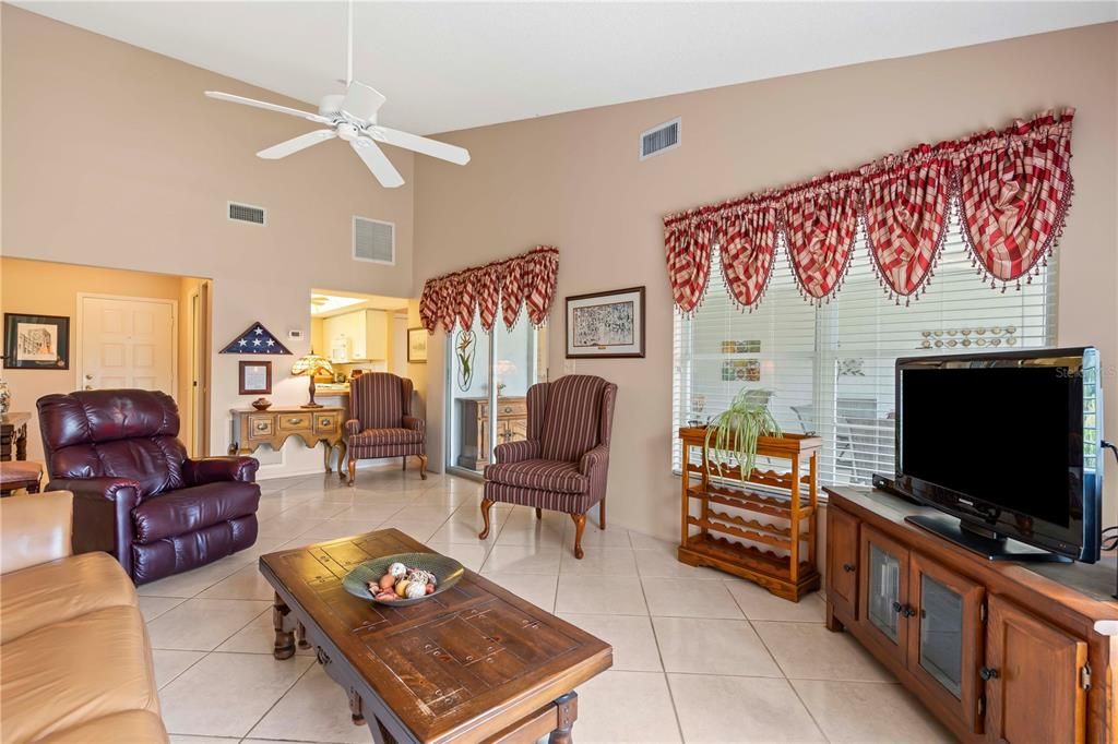 For Sale: $269,000 (2 beds, 2 baths, 1049 Square Feet)