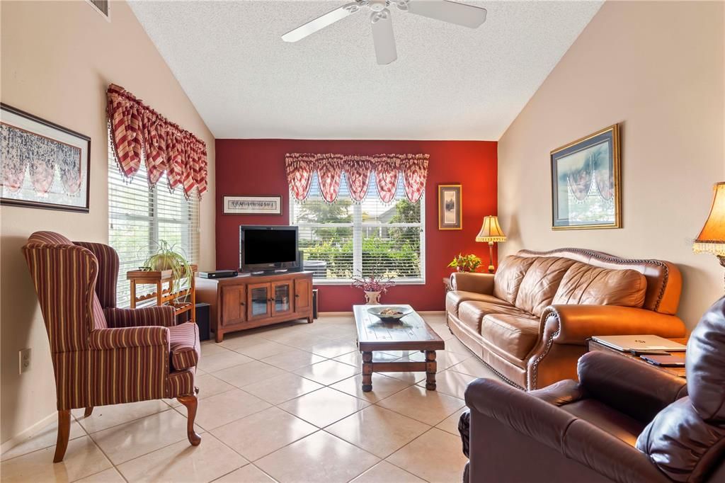 For Sale: $269,000 (2 beds, 2 baths, 1049 Square Feet)