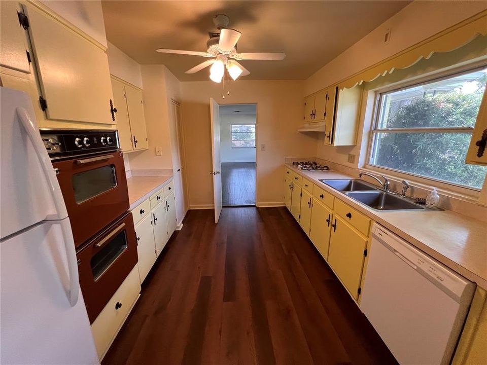 For Rent: $1,950 (3 beds, 2 baths, 1425 Square Feet)