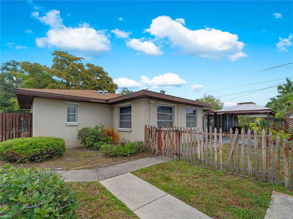 Active With Contract: $290,000 (2 beds, 2 baths, 1329 Square Feet)