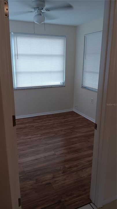 Active With Contract: $1,500 (2 beds, 1 baths, 970 Square Feet)