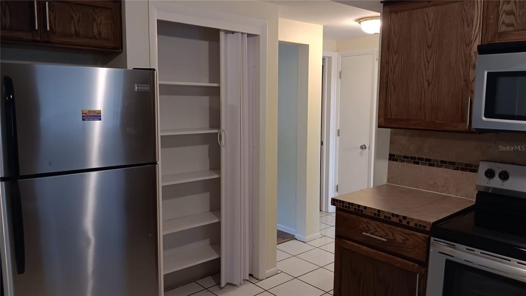 Active With Contract: $1,500 (2 beds, 1 baths, 970 Square Feet)