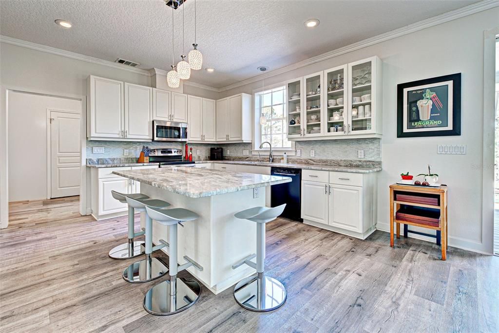 WHAT A FANTASTIC KITCHEN - TONS OF CABINETS AND COUNTER SPACE!