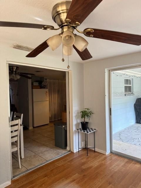 For Sale: $215,000 (2 beds, 1 baths, 956 Square Feet)